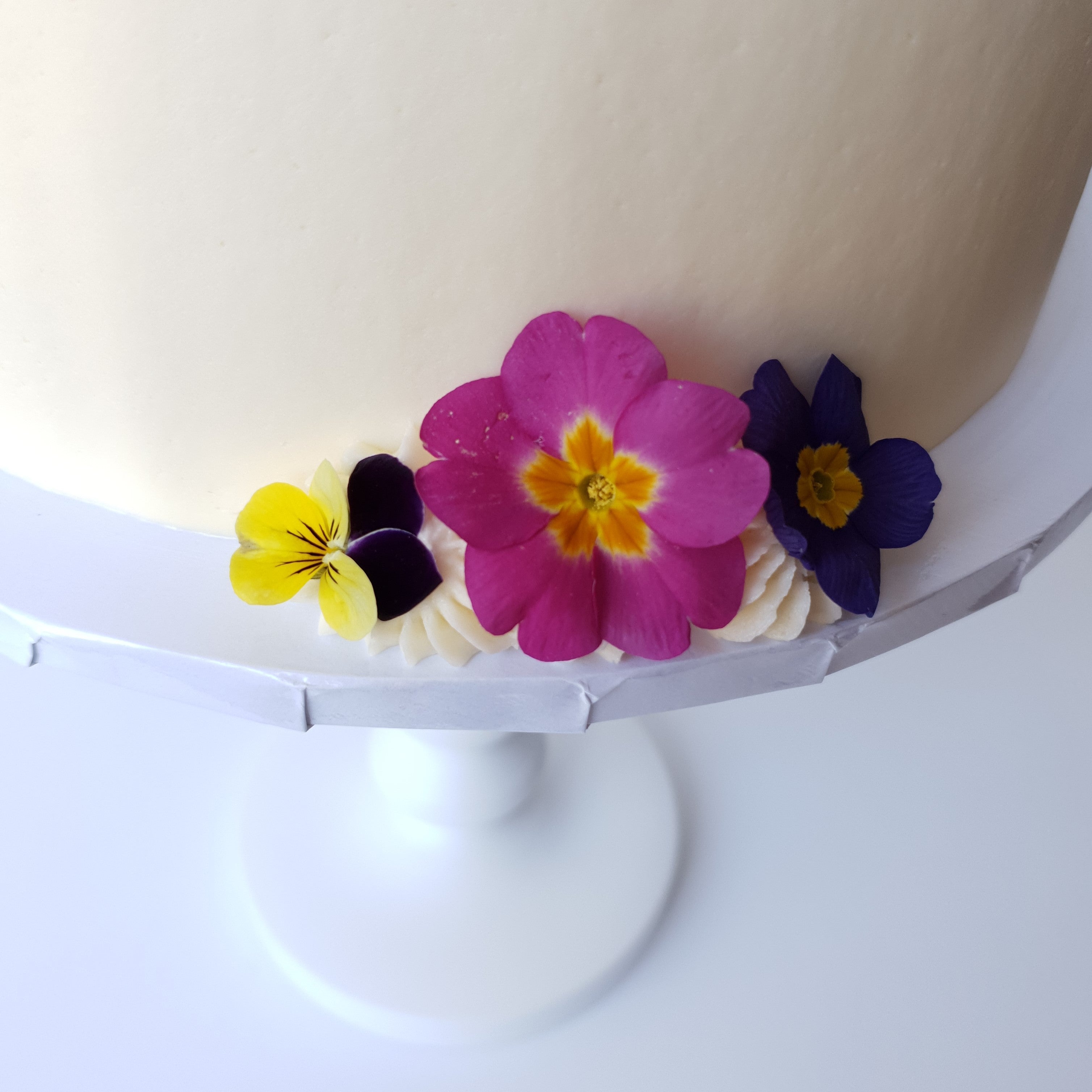 Edible-flowers-blog-post-ranas-delights-london-bespoke-cakes-richmond-safe-flowers